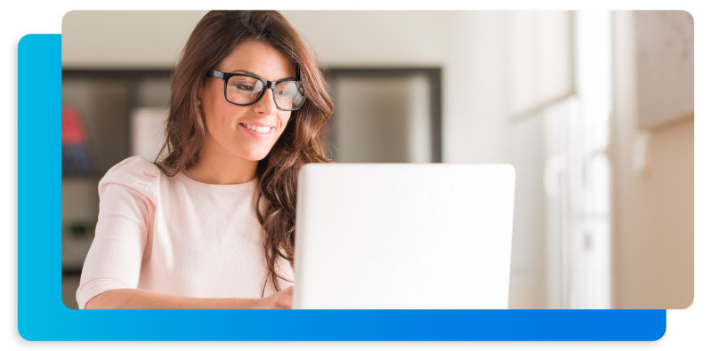 Mujer en una laptop con anteojos investigando aparatos ortopédicos invisible.