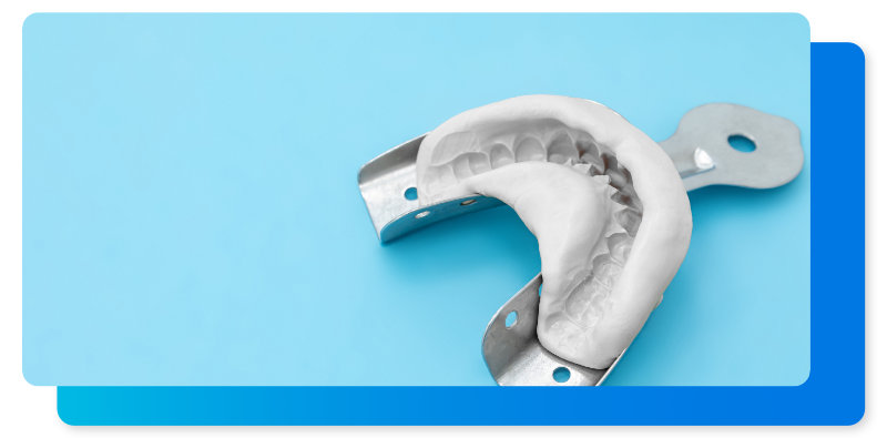 Impresión oral de dientes sentados en un mostrador.