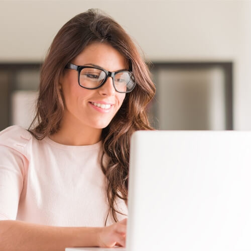 Mujeres viendo ortodoncia clara en una computadora portátil
